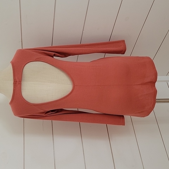 SHE + SKY small top with cutout back - Picture 2 of 4